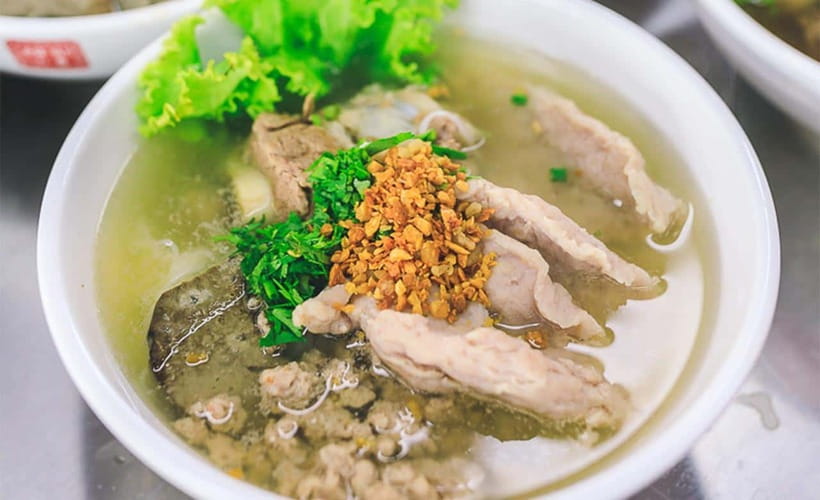 Phnom Penh: Street Art & Food Tour by Tuk-Tuk - Rice crepes and lunch near Wat Botum Park