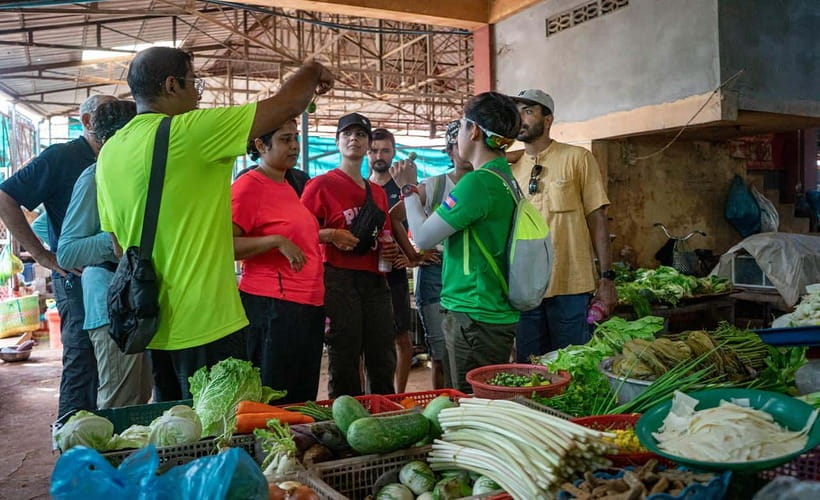 Phnom Penh: Street Art & Food Tour by Tuk-Tuk - Why the tuk-tuk format works