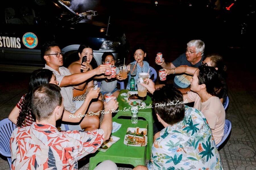 Phu Quoc: Street Food Tour - Seafood hotpot or noodles at a local restaurant