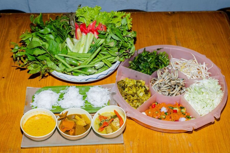 Phuket: Baba Tastes Food Tour with 15+ Tastings - Stop two: curry puffs at a local food shop