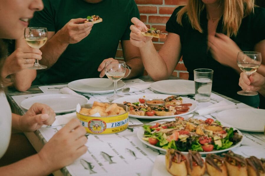 Portimão: Guided Local Food Tour - From bakery and café to town-center stops