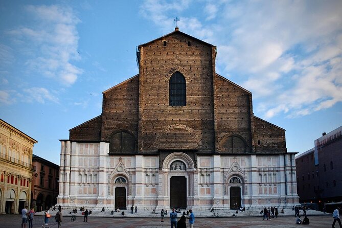 Private Bologna Food & Market Tour with 6 Tastings & Wine - Beginning near Palazzo della Mercanzia