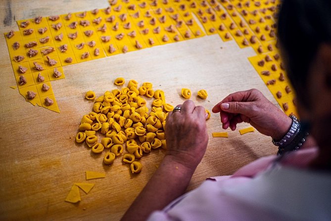 Private Bologna Food & Market Tour with 6 Tastings & Wine - Walking through the Quadrilatero market