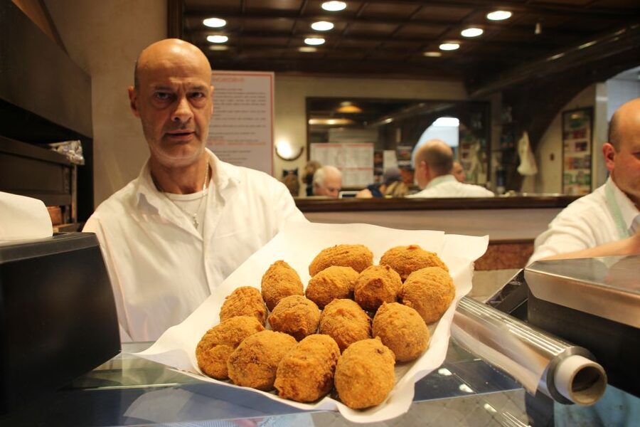 Rome: Food Tour and Wine Tasting in a Traditional Trattoria - Fried baccalà and a Jewish-Roman tradition