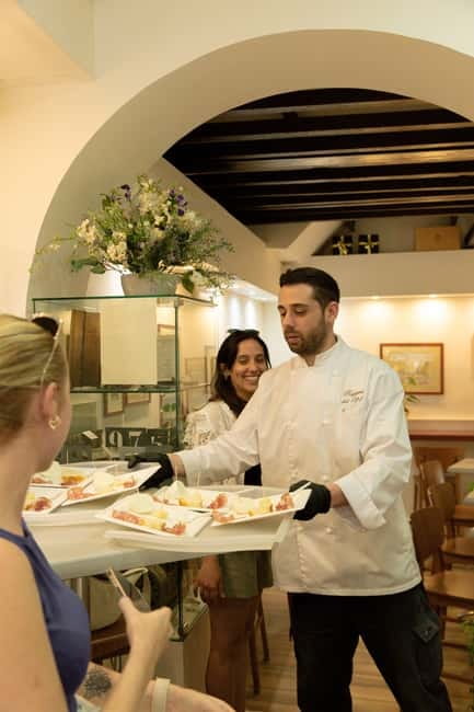 Rome: Local Food and Wine Tour in Trastevere & Heart of Rome - What the Guides Add to the Experience