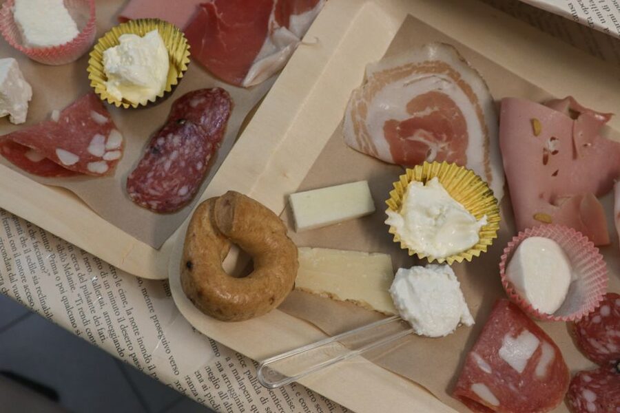Rome: Trastevere and Campo de Fiori Food Tour - What the guides add to the experience