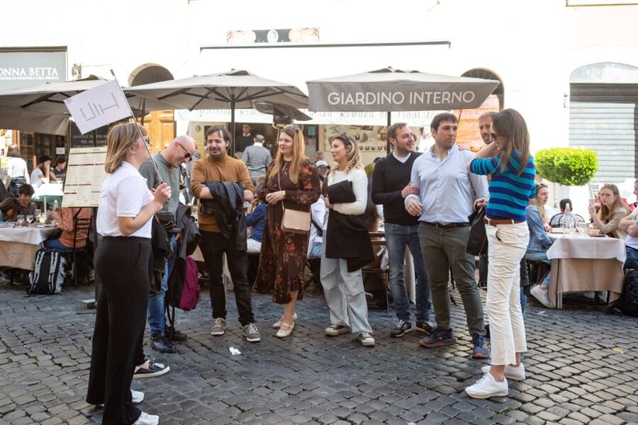 Rome: Trastevere & Campo de Fiori Street Food Walking Tour - Group size, guides, and the tone of the experience