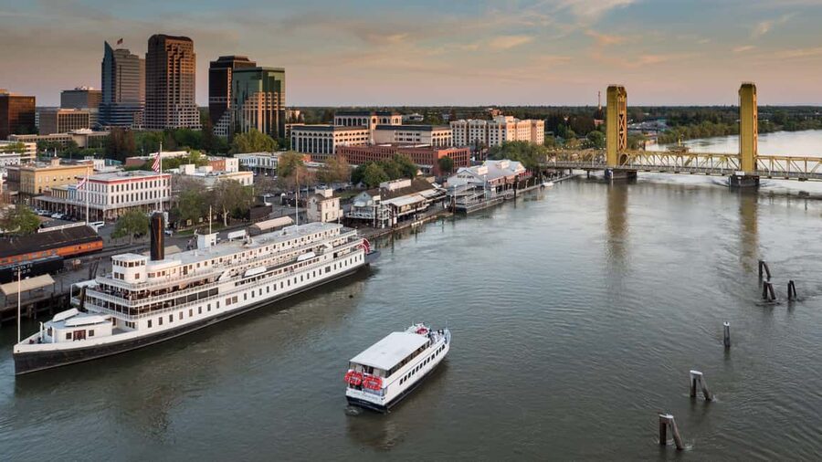 Sacramento: City Cruises River Cruise with History Guide - Snacks, drinks, and onboard comfort