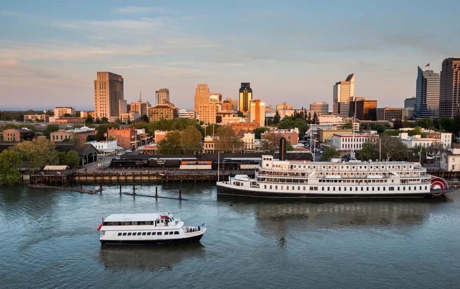 Sacramento: City Cruises Sights and Sips Cruise - Boarding and finding your place aboard