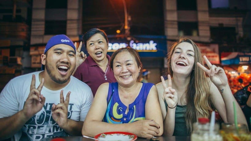 Saigon at Sunset: Ultimate Street Food Experience - Pham Ngu Lao and the changing evening city