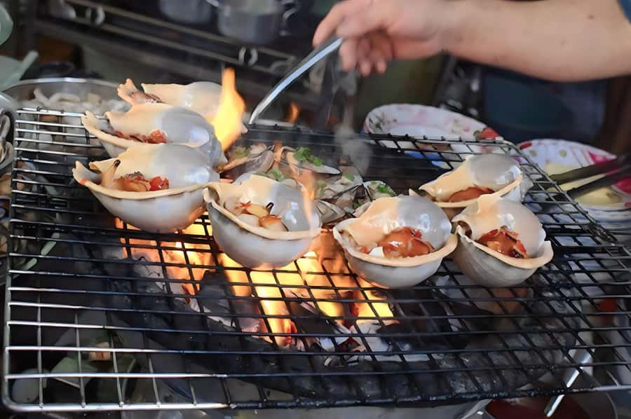 Saigon: Private Backstreets Walking Food Tour - Nguyen Thien Thuat and bánh khọt
