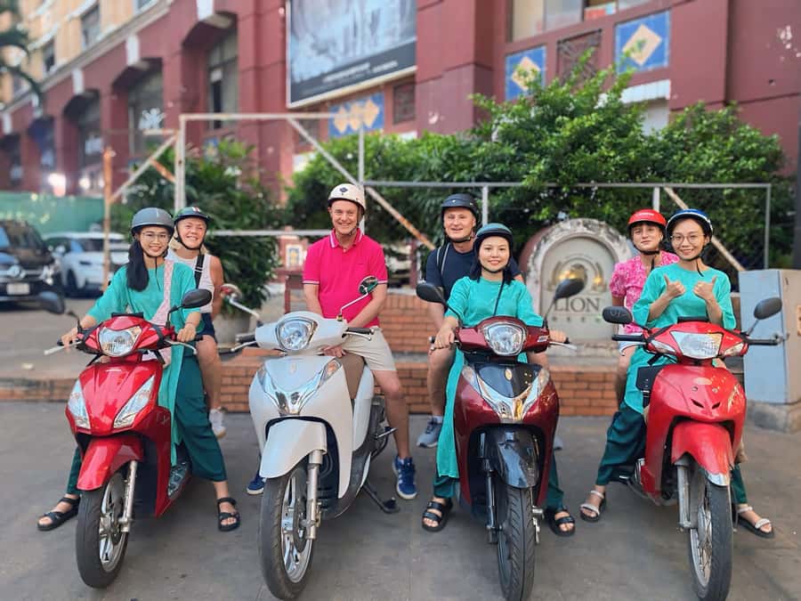 Saigon: Street Food Tasting & Sightseeing Tour by Motorbike - Stop one: bún bò Huế in District 3