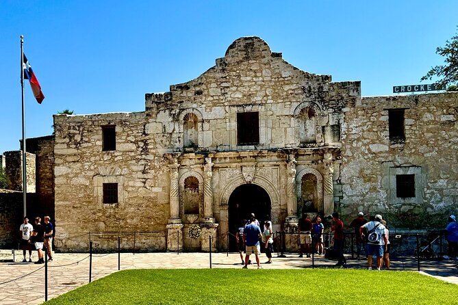 San Antonio Centre Food Tour of 6 Tastings with Tacos & Ice Cream - Burger, pizza, and the surprise dish