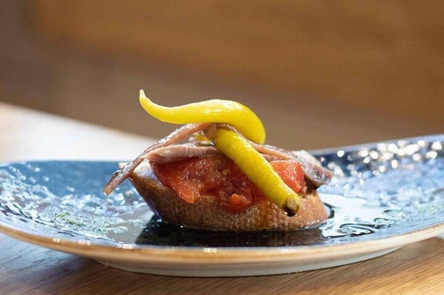 San Sebastian Food Tour: Pintxo Tasting Paired with Wines - Meeting at the Tourism Office and Entering Parte Vieja
