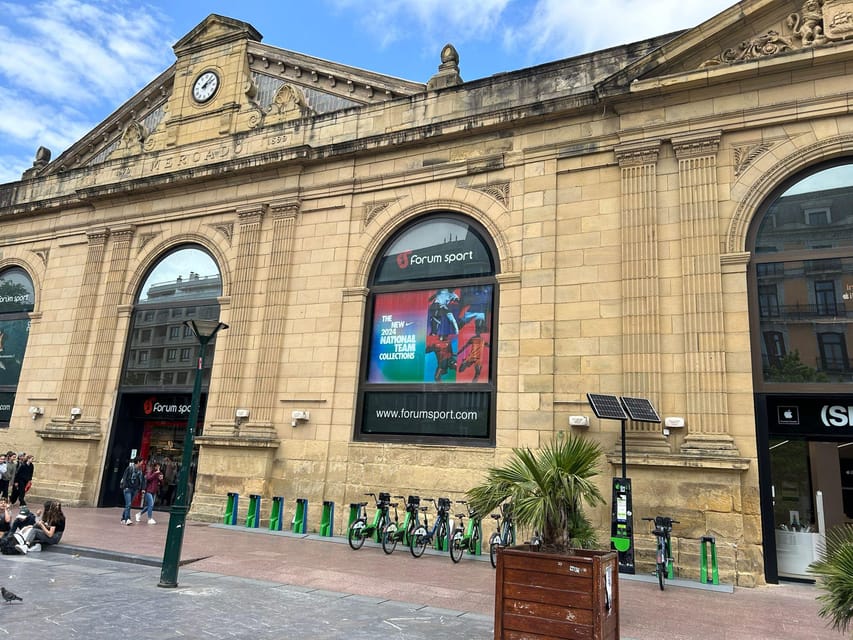 San Sebastian Food Tour with Pintxos & Drinks with a Local - Seafood and local plates at the middle stops