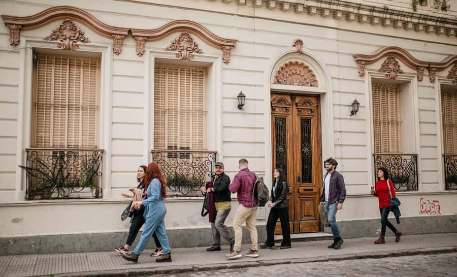 San Telmo: Historical Guided Tour with Street Food & Drinks - What the guide adds to the experience