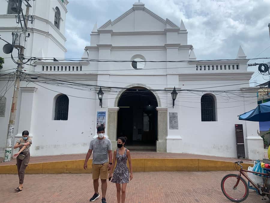 Santa Marta: Guided Walking Food Experience - Arepa de huevo at a local kiosk