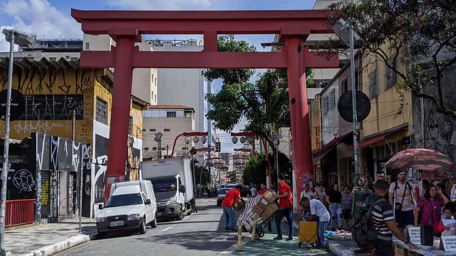 São Paulo: Liberdade Street Food Tour - The first tastes: Japanese pastel, onigiri and sugarcane