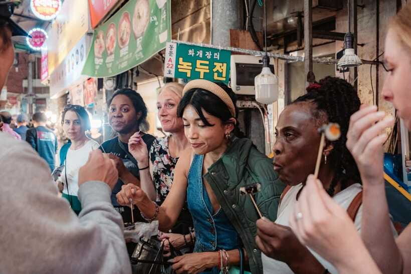 Seoul: Night Market Food Tour with Local Guide - The guide makes the difference