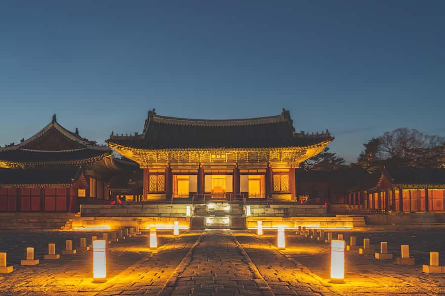 Seoul: Palace, Temple and Market Guided Foodie Tour at Night - Changgyeonggung Palace under the night lights
