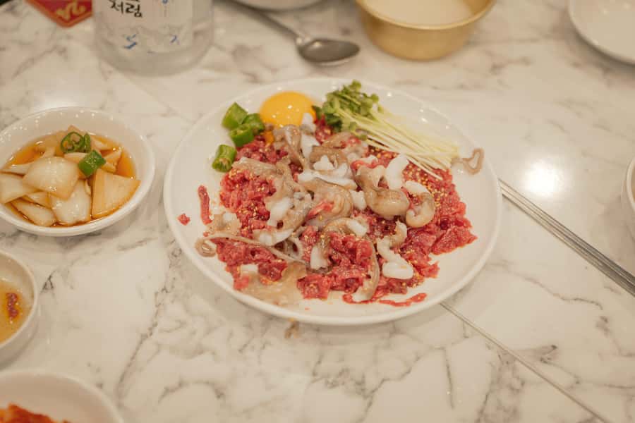 Seoul: Palace, Temple and Market Guided Foodie Tour at Night - The guides are a major part of the value