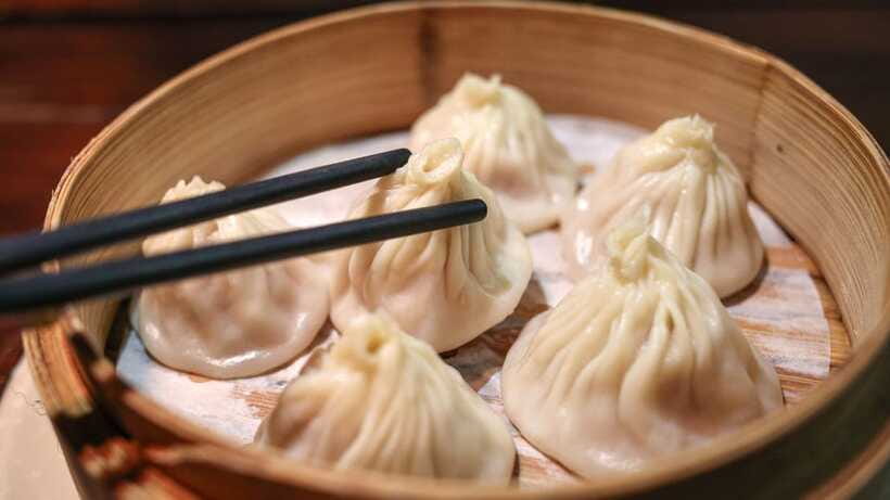 Shanghai: Evening Walking Food Tour - What the guides add to the evening
