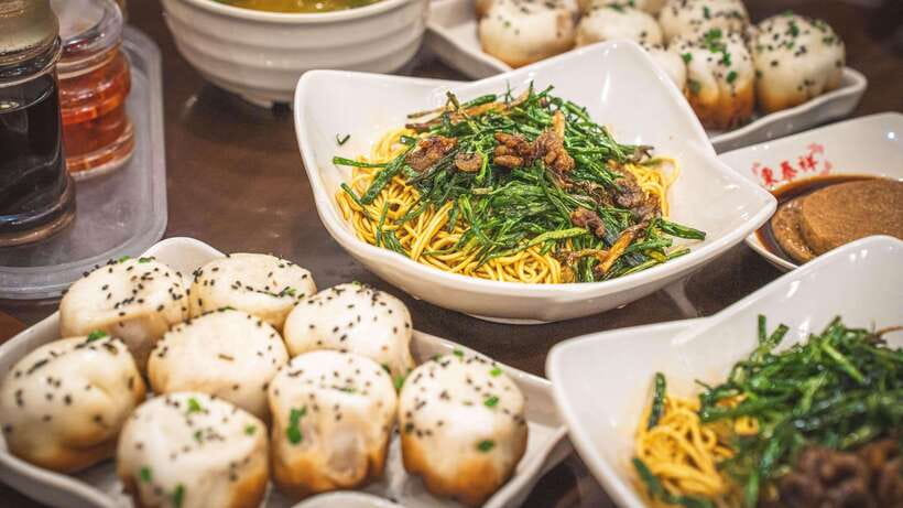 Shanghai: Evening Walking Food Tour - Soup dumplings and the test of a good bite