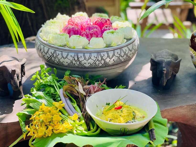 Siem Reap: Street Food Experience by Tuk-Tuk - Tuk-tuk rides through Siem Reap after dark
