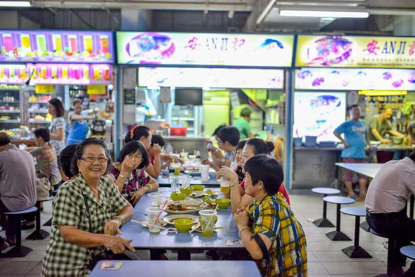 Singapore: Foodie Experience Guided Tour with 5 Tastings - Chinatown Complex and the real hawker-centre lesson