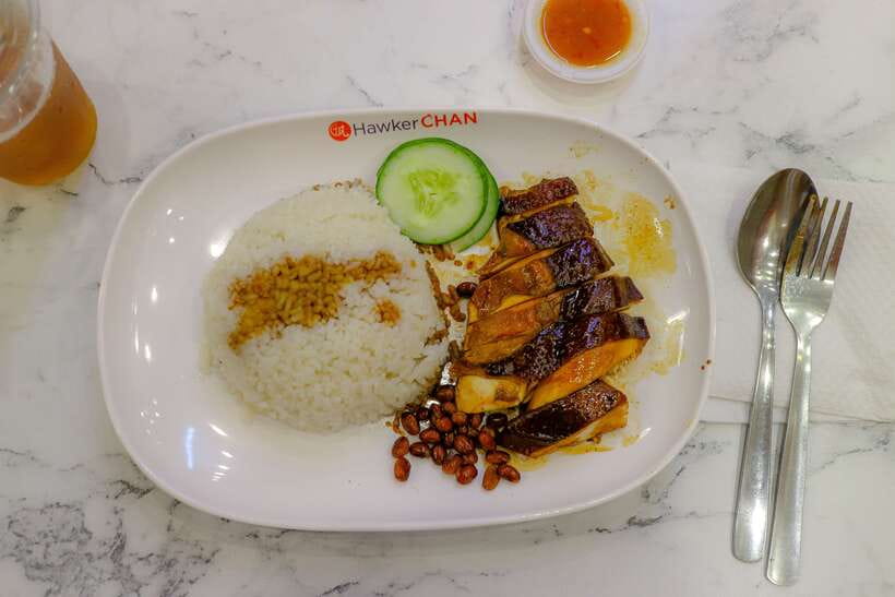 Singapore: Foodie Experience Guided Tour with 5 Tastings - Choosing between carrot cake and Char Kway Teow