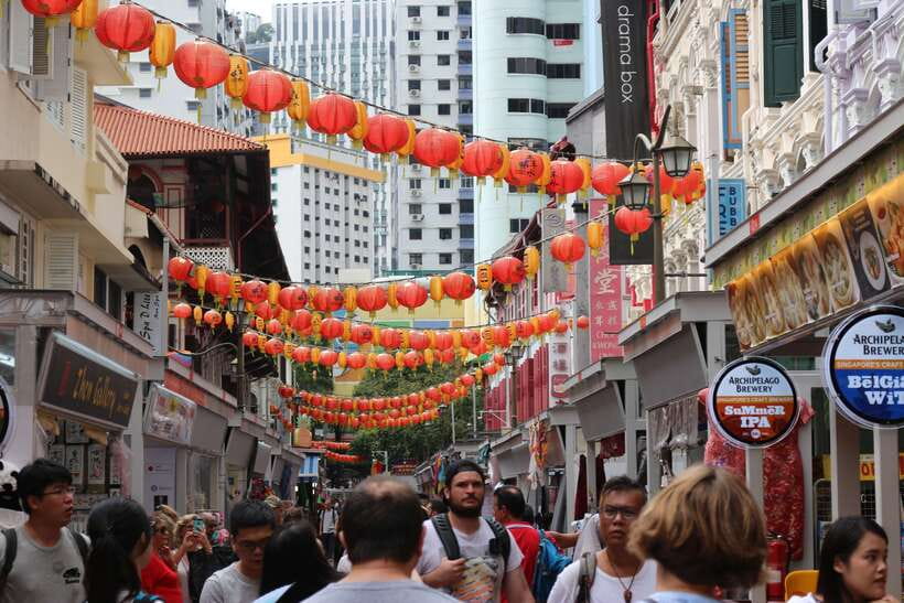 Singapore: Foodie Experience Guided Tour with 5 Tastings - Finishing with dessert in Chinatown Complex