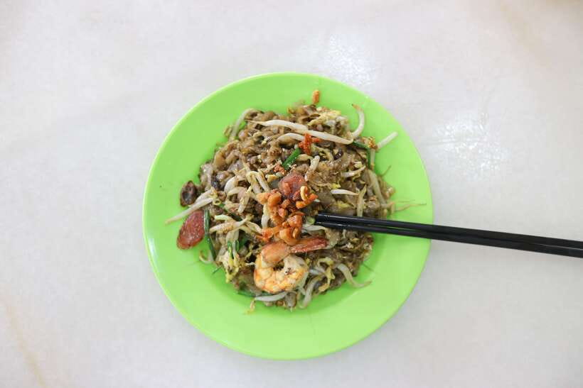 Singapore: Foodie Experience Guided Tour with 5 Tastings - What the guides add to the evening