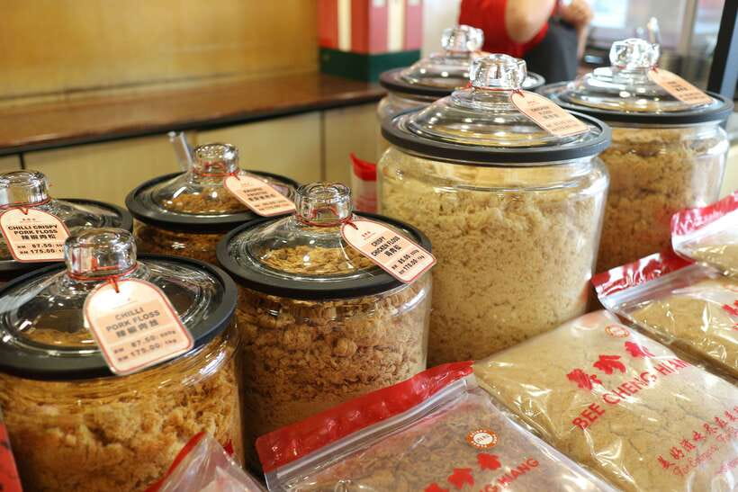 Singapore: Foodie Experience Guided Tour with 5 Tastings - Pagoda Street, tropical fruit, and Chinatown’s daily life