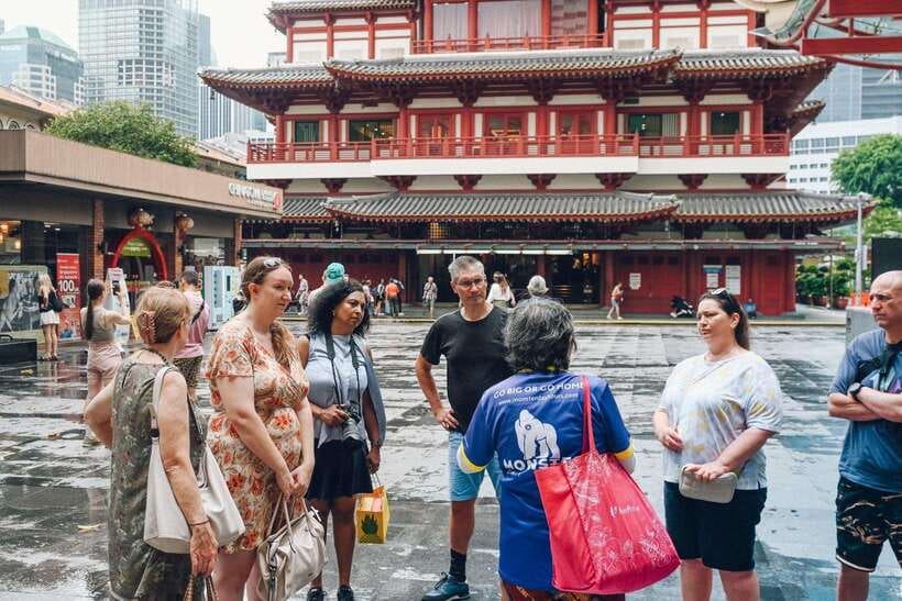 Singapore: Local Hawker Food Tour with Tastings - Sago Street and the Buddha Tooth Relic Temple