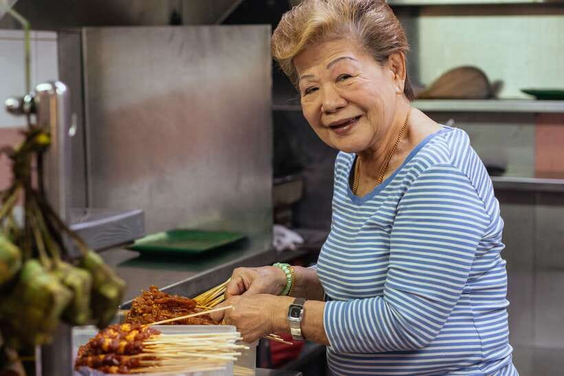 Singapore: Private Food Tour – 10 Tastings with Locals - Why this food tour works as a first Singapore experience
