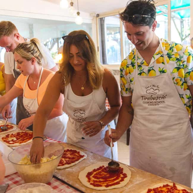 Sorrento: Pizza Making Course - Tasting Italian pizza during the lesson