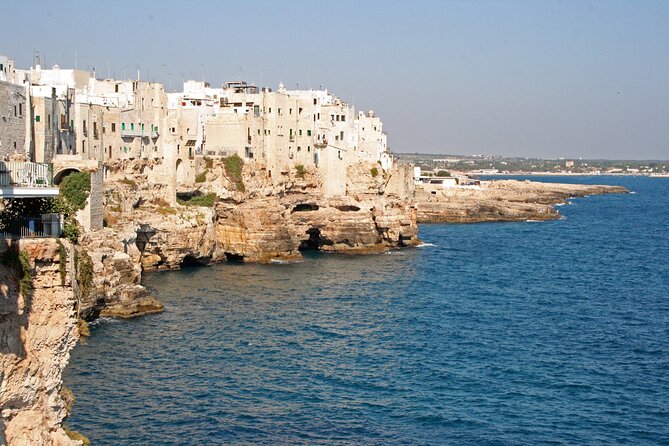 Street food tour of Polignano a Mare - Passing through Arco Marchesale into the old town
