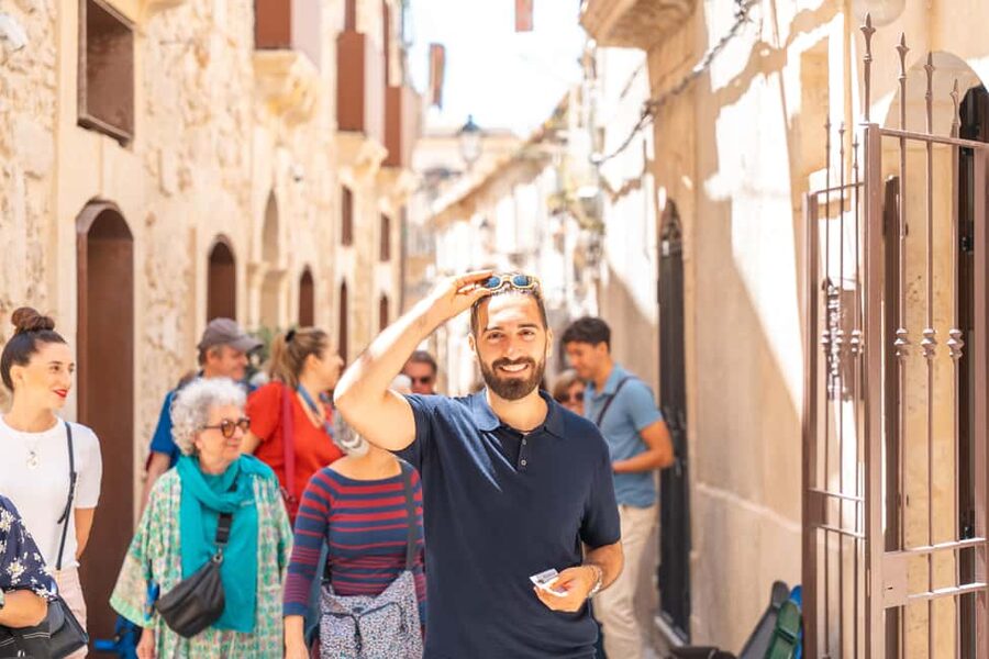 Syracuse: The Street Food Tour in Ortigia with a Local Guide - Meeting Dario at Diana’s Fountain