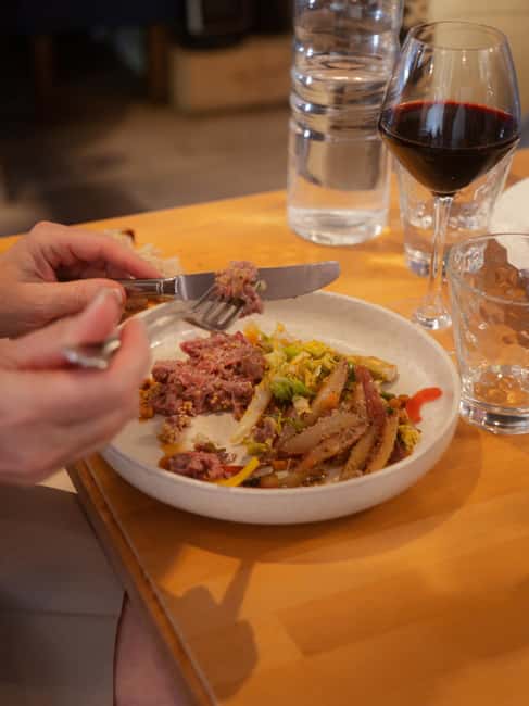 The Ultimate Bordeaux Food Tour: Full Meal & Fine Wines - What the guide adds to the experience