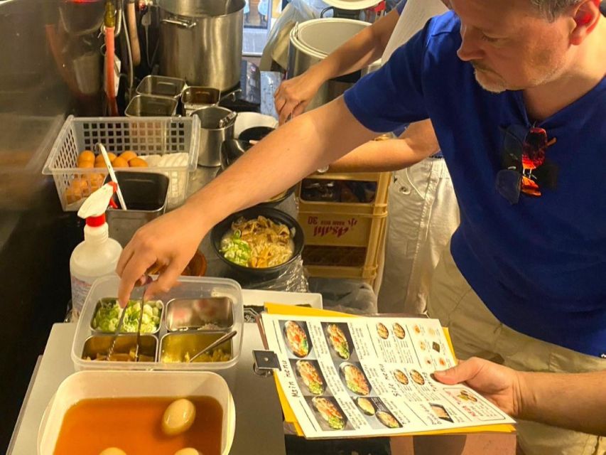 Tokyo: Easy Ramen Cooking Experience in Kabukicho, Shinjuku - The guides make the difference