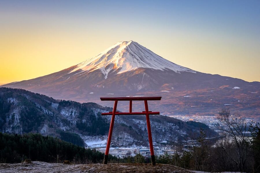 Tokyo: Mount Fuji and Hakone Full Day Tour with Ramen Making - Wandering through Oshino Hakkai