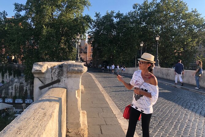 Trastevere Like a Local Food Tour with 7+ Food Tastings & Wines - Vicolo del Moro and the smell of fresh bread