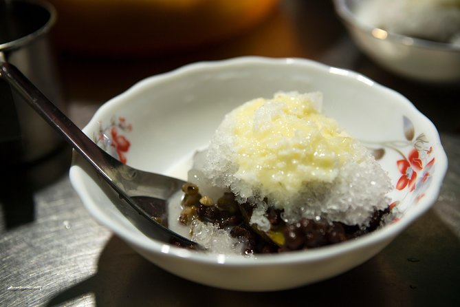 Ultimate Phnom Penh Food Tour by Tuk Tuk: 20 Tastings and Drinks - Wat Botum Park and two classic Cambodian dishes
