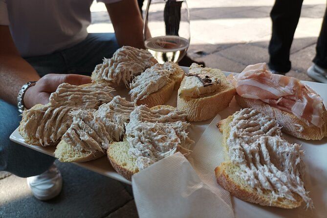 Venice Bacaro Food Tour: Eat and Drink like a Venetian - Fourth Stop: Seasonal Cicchetti on Salizada del Pistor