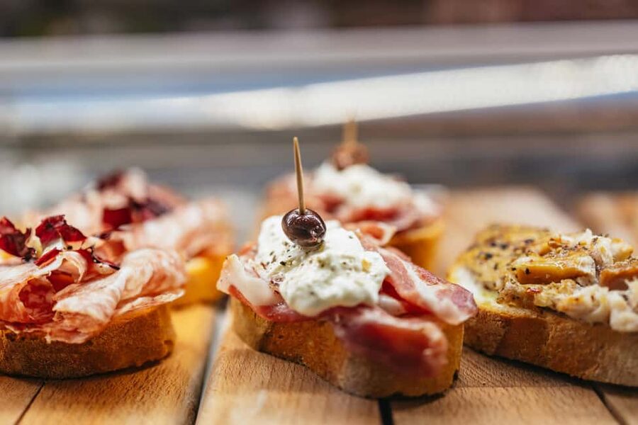 Venice: Rialto Market Food and Wine Lunchtime Tour - Cicchetti at an 18th-century osteria