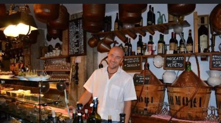 Venice: Sunset Walking Tour with Food and Wine Tastings - Seven stops, with more than a snack at the end