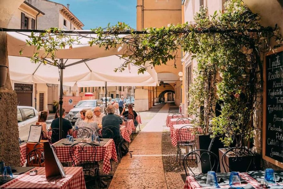 Verona: Food and Wine Tasting Walking Tour - Guides who shape the experience