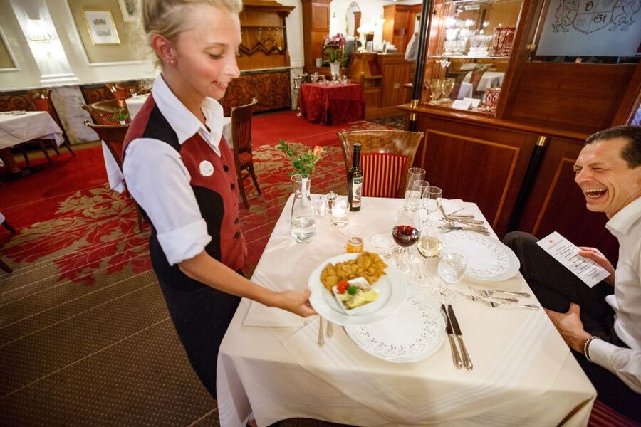 Vienna: Culinary Experience at Restaurant Stefanie - The famous Viennese schnitzel course
