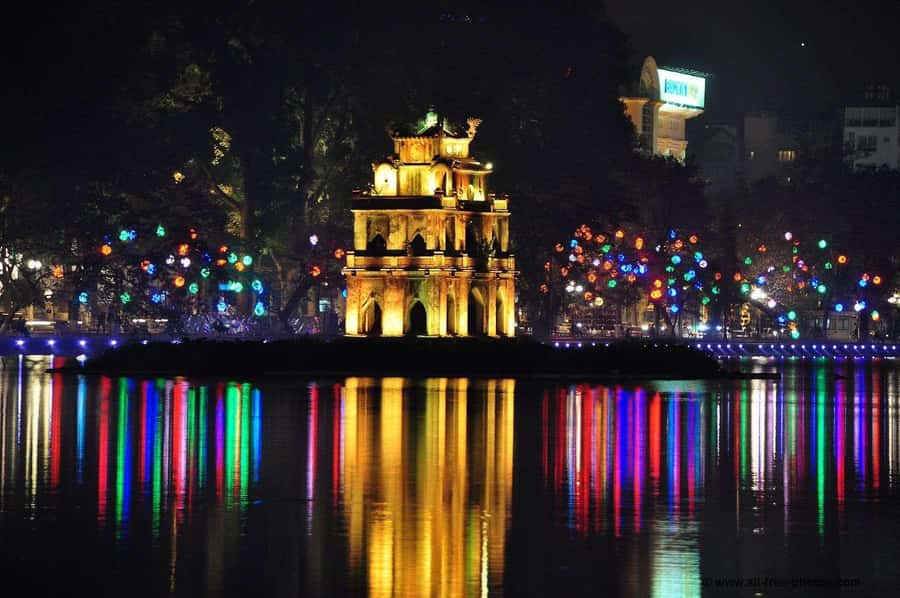 Weekend Hanoi Night Market & Street Food Tour - Banh mi and the satisfying middle of the walk