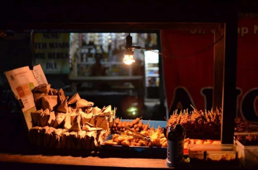 Yogyakarta: Guided City Walk and Food Tour - What the guides add to the evening